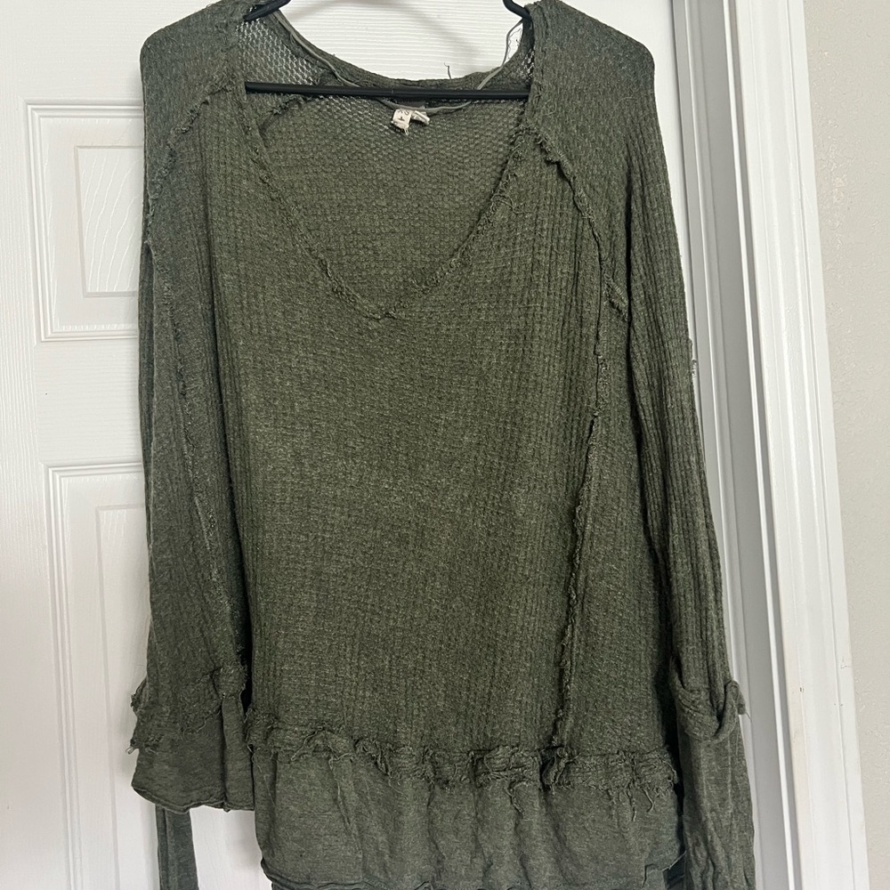 We The Free Green Cuffed Sleeve Ruffled Blouse